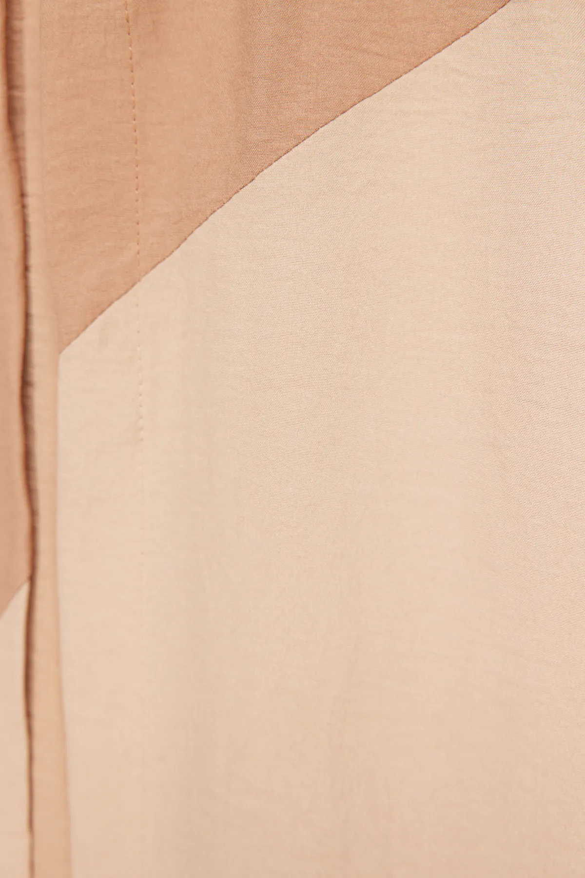 Trendyol Modest  Kamelfarbene, lange gewebte Kappe mit Gürtel und Farbblockdesign & Ferace TCTSS24KF00002