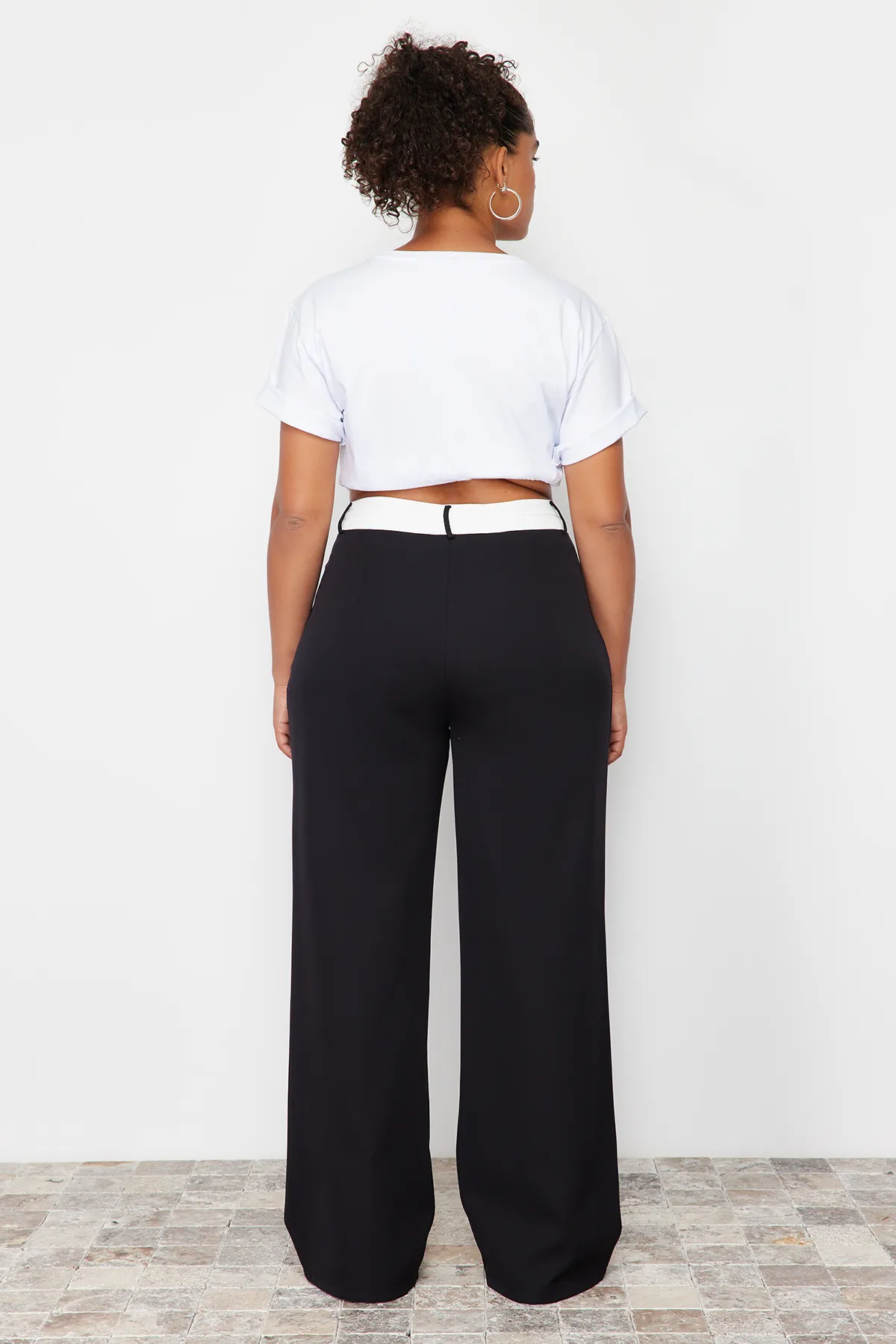 Trendyol Curve  Schwarze Webhose mit hoher Taille und weitem Bein TBBSS24AR00016