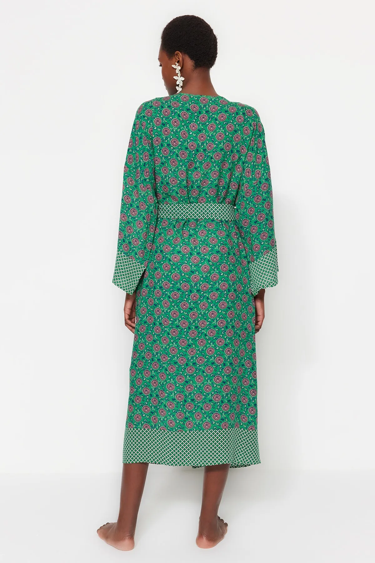 Trendyol Collection  Ethnisch gemusterter, gewebter Maxi-Kimono und Kaftan mit Gürtel TBESS21KM0171