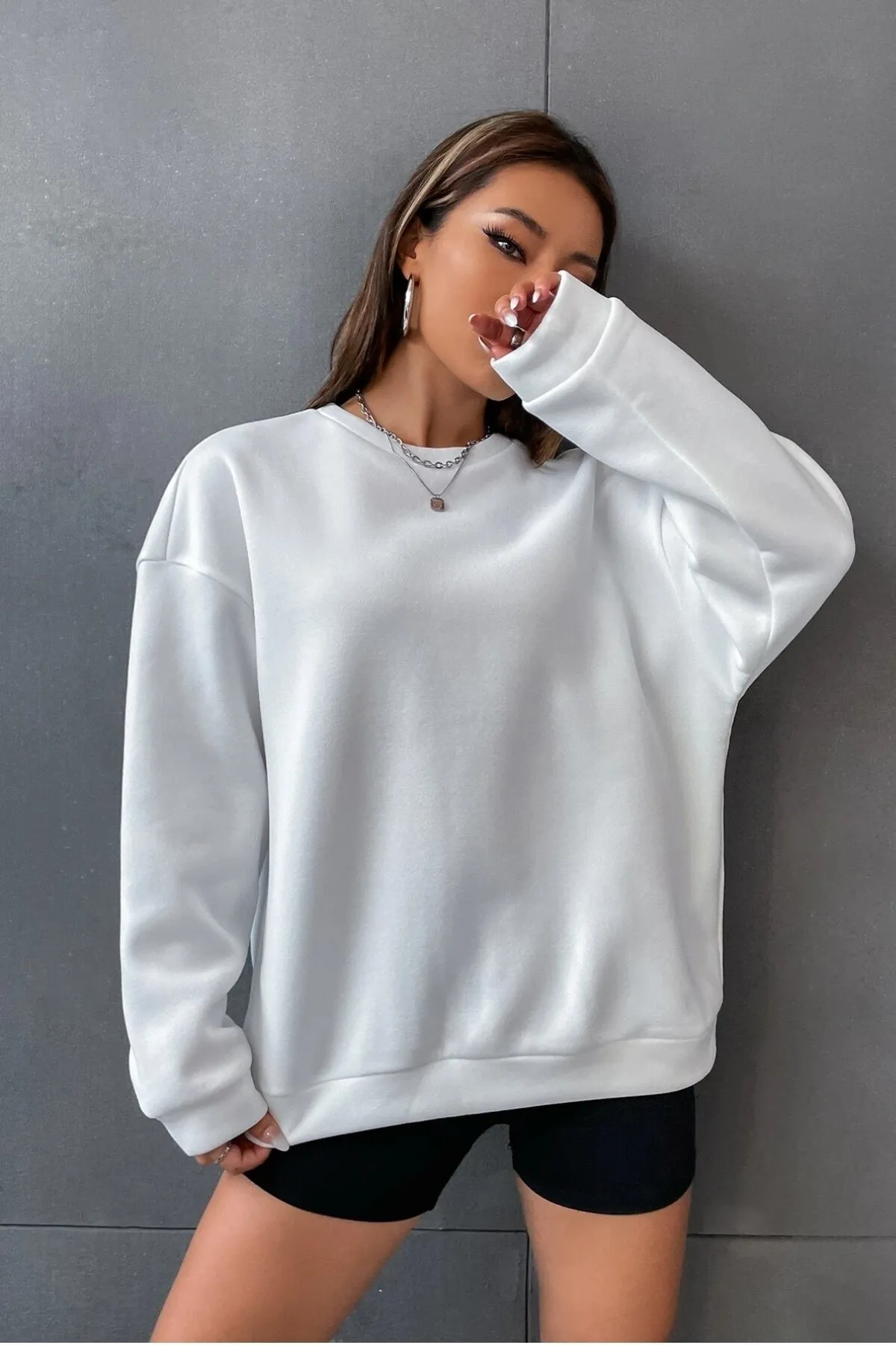 MODAGEN  Weißes Unisex-Sweatshirt „Brooklyn 1898“ mit Rundhalsausschnitt und Oversize-Aufdruck
