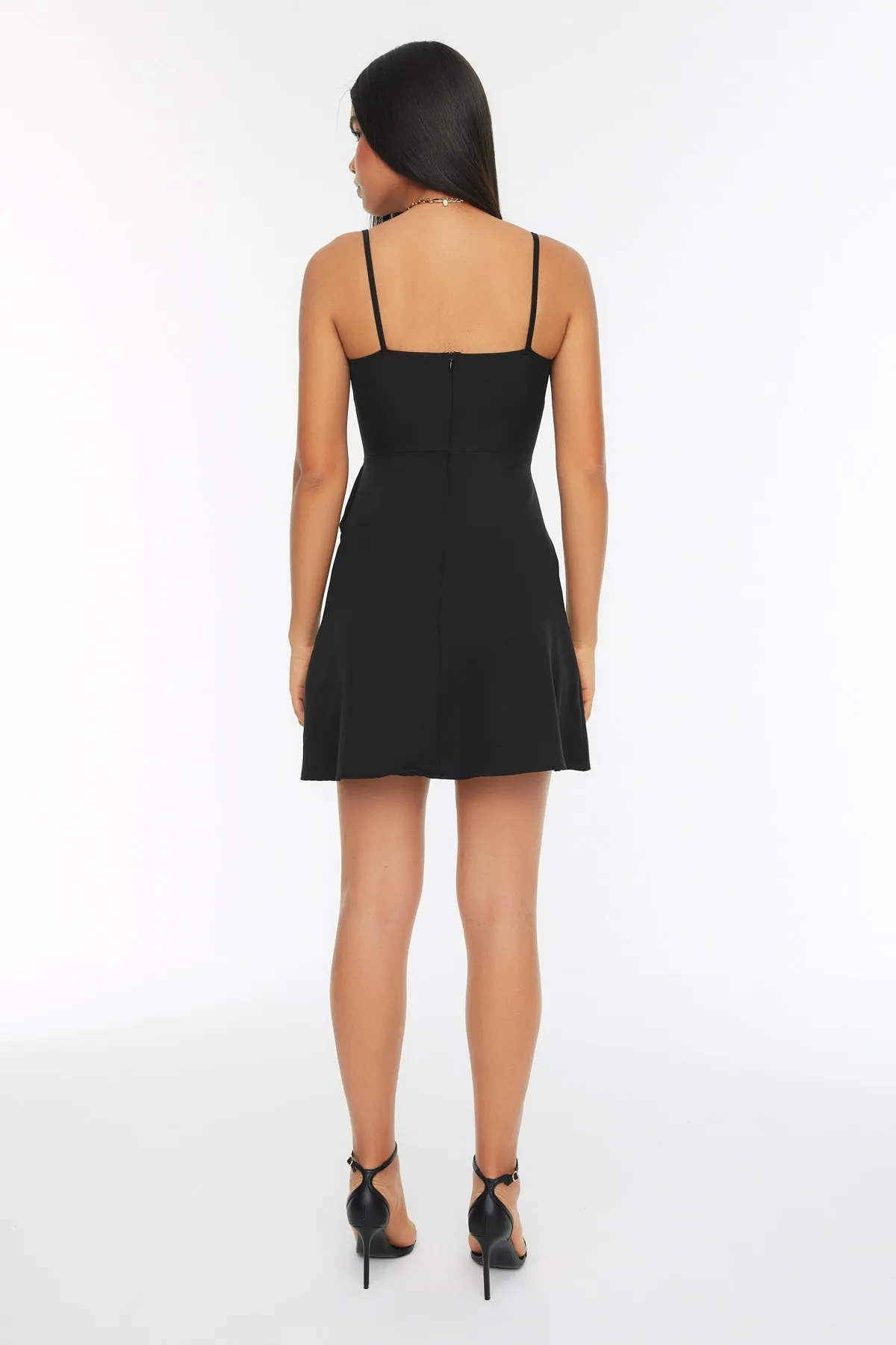 Trendyol Collection  Schwarzes A-Linien-Kleid aus gewebtem Mini-Volant mit V-Ausschnitt und Trägern TWOSS20EL1123