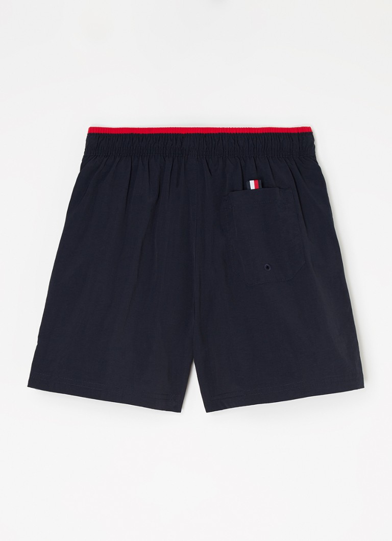 Kąpielówki Tommy Hilfiger z kieszeniami bocznymi i haftowanym logo.