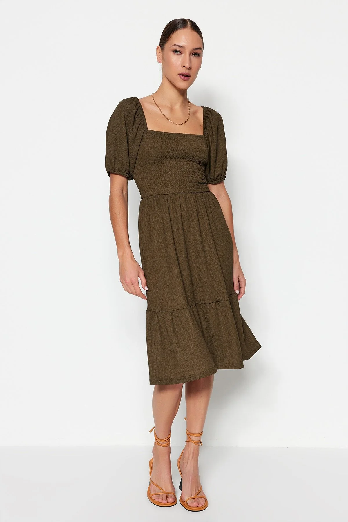 Trendyol Collection  Khakifarbenes Midi-Pullover-Strickkleid mit offener Taille/Skater-Strickkleid mit quadratischem Ausschnitt und Ballonärmeln TWOSS22EL1088