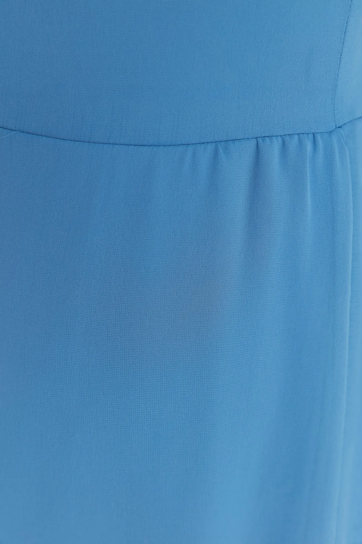 Trendyol Curve  Blaues gewebtes Kleid mit Schlitz TBBSS22AH0012