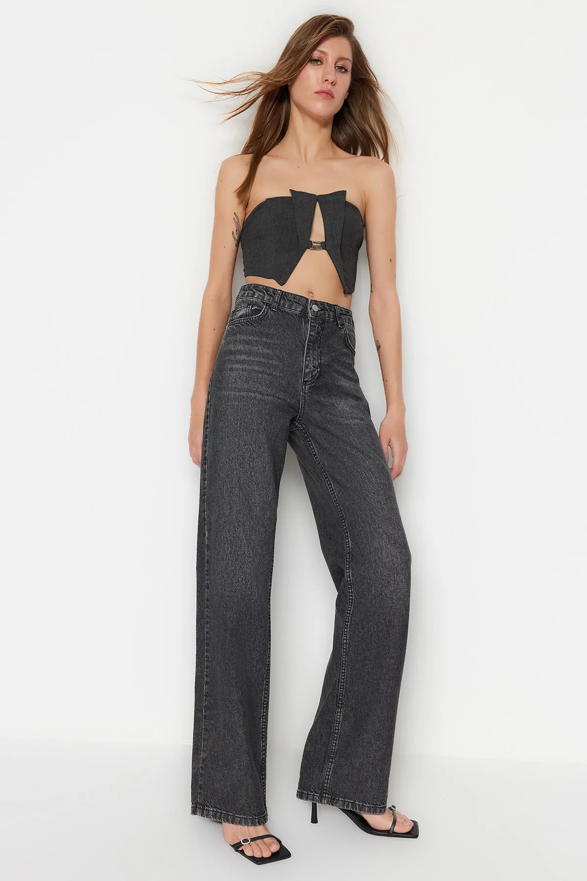 Trendyol Collection  Schwarze Jeans mit niedriger Taille und weitem Bein TWOSS23JE00088