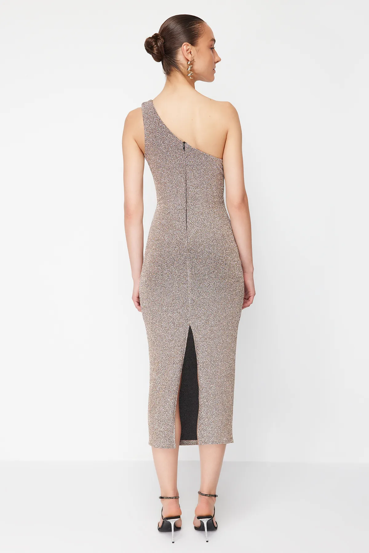 Trendyol Collection  Zeynep Tosun Stilvolles Abendkleid mit Glitzer und Schlangen-Accessoire-Details - Bronzefarbenes Strickkleid TCLSS24EL00005