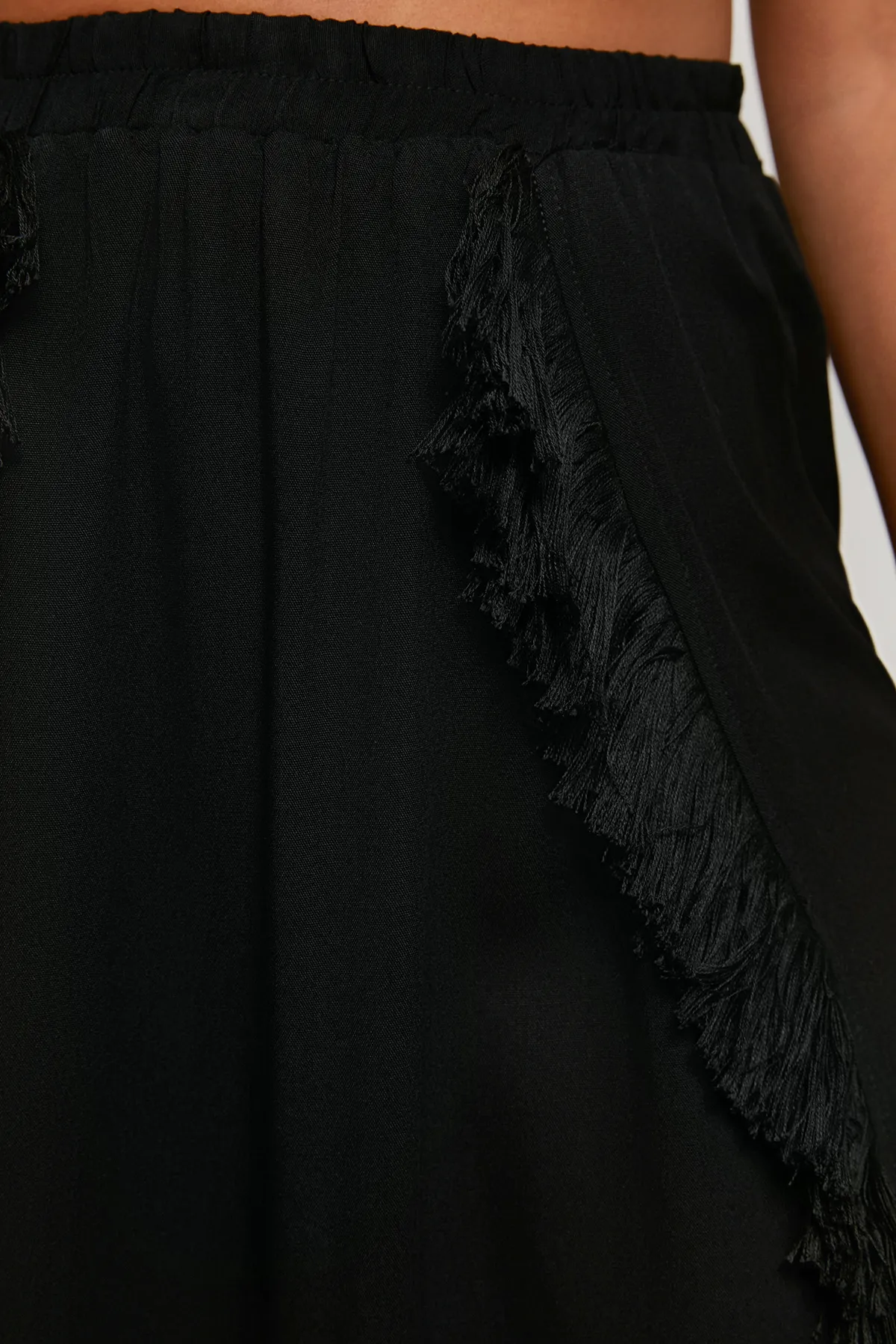 Trendyol Curve  Schwarzer Maxi-Strandrock mit gewebten Quasten