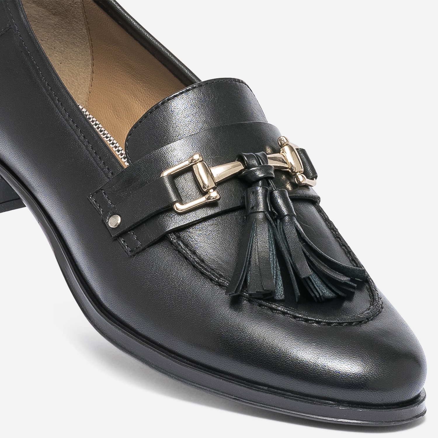 Mocassin noir en cuir avec pampilles
