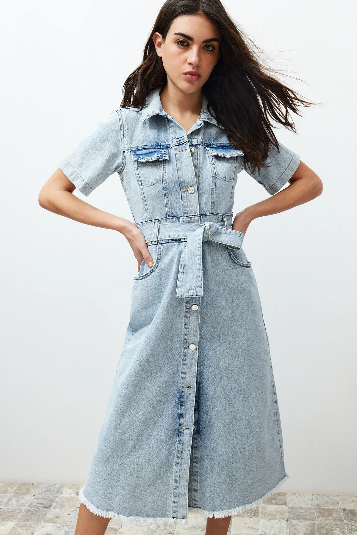 Trendyol Collection  Blaues Maxi-Jeanskleid mit Gürtel TWOSS24EL00377