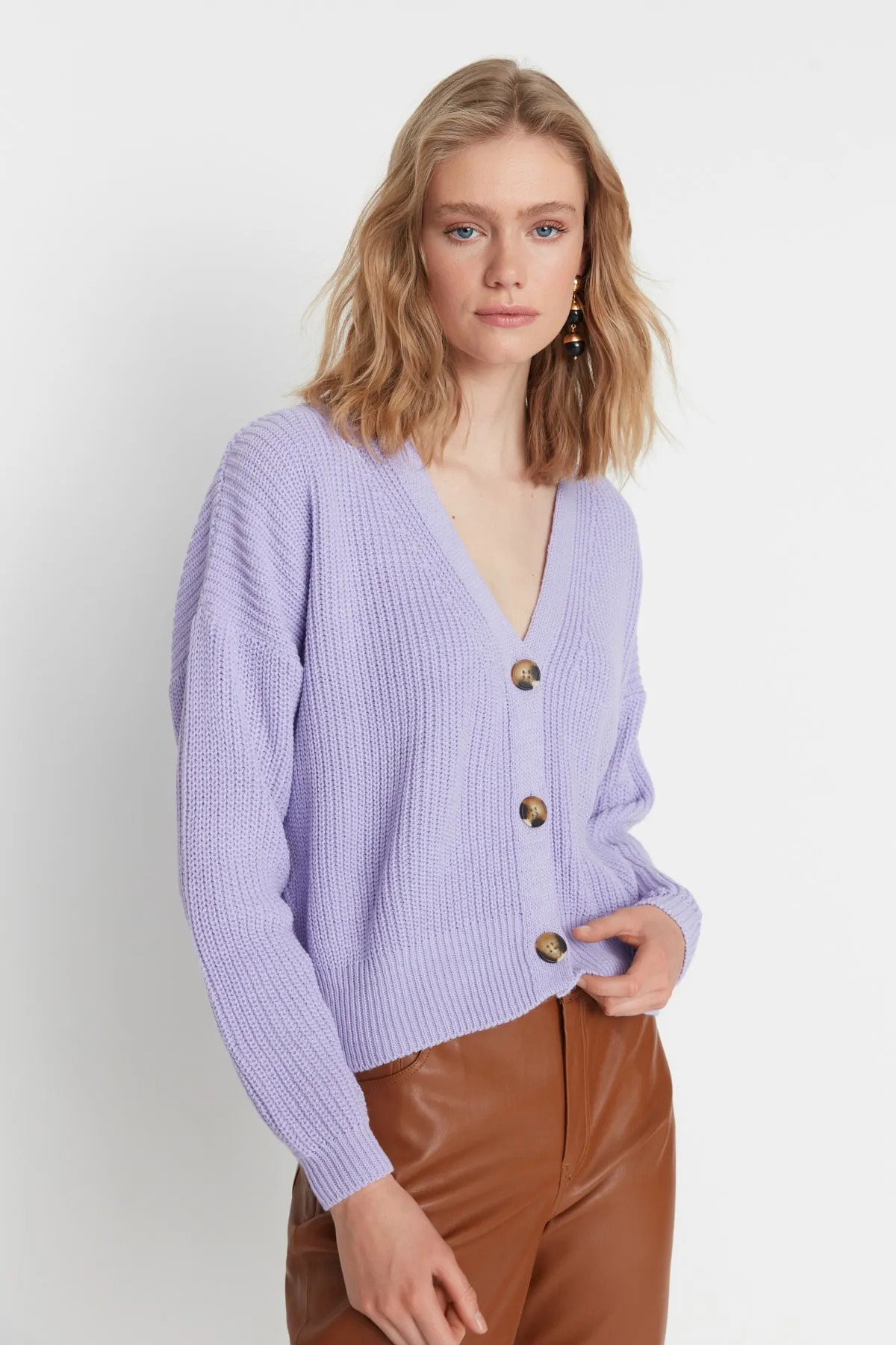 Trendyol Collection  Lila Strickcardigan mit Knopfdetail TWOAW21HI0104