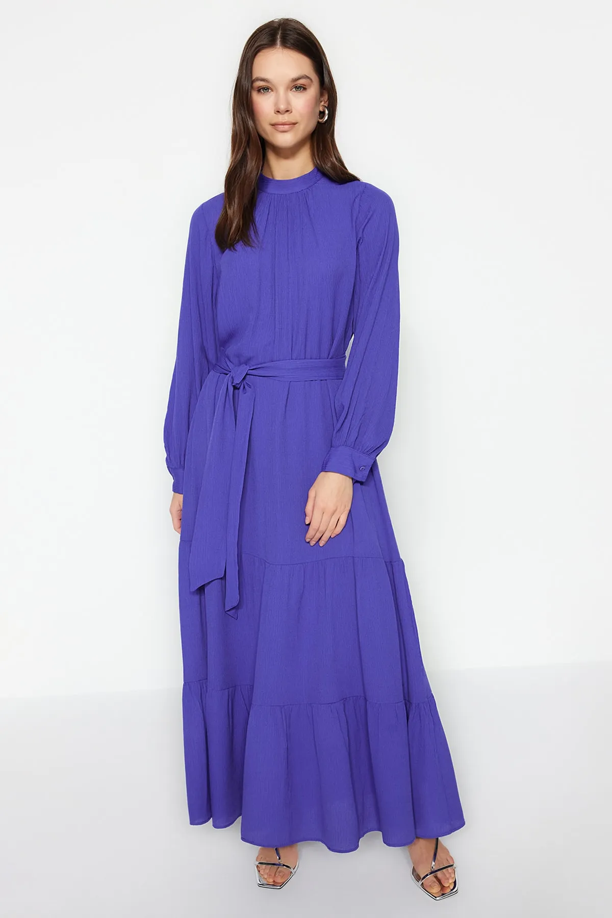 Trendyol Modest  Dunkelblaues gewebtes Kleid mit Ballonärmeln und Gürtel TCTSS23EB00289