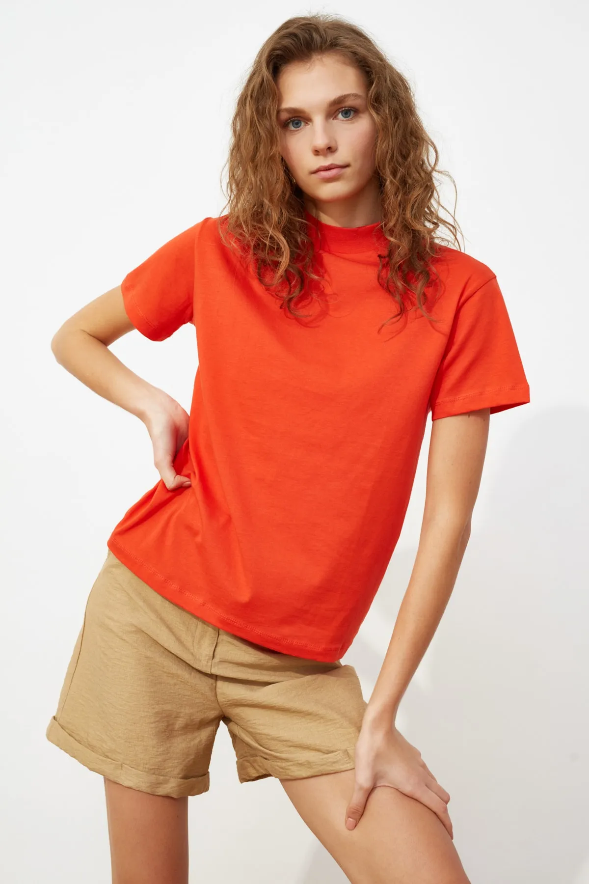 Trendyol Collection  Rotes Basic-Strick-T-Shirt aus 100 % Baumwolle mit Stehkragen TWOAW20TS0096