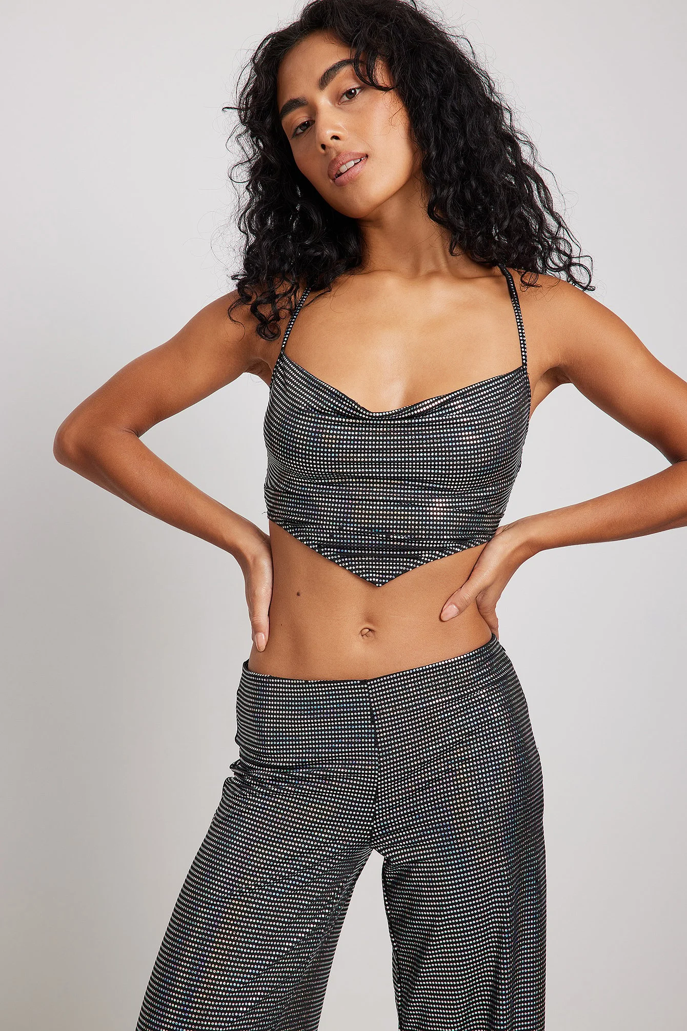 Glitzer-Singlet mit Wasserfallausschnitt