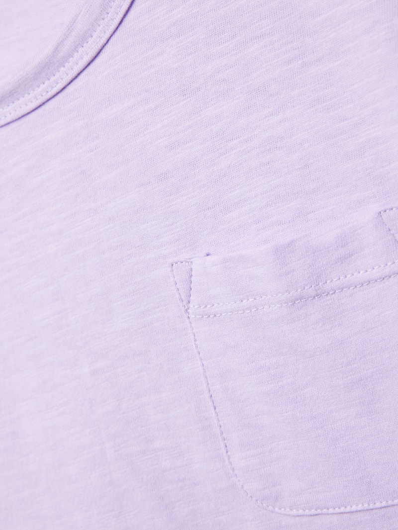 T-Shirt mit Brusttasche in flieder