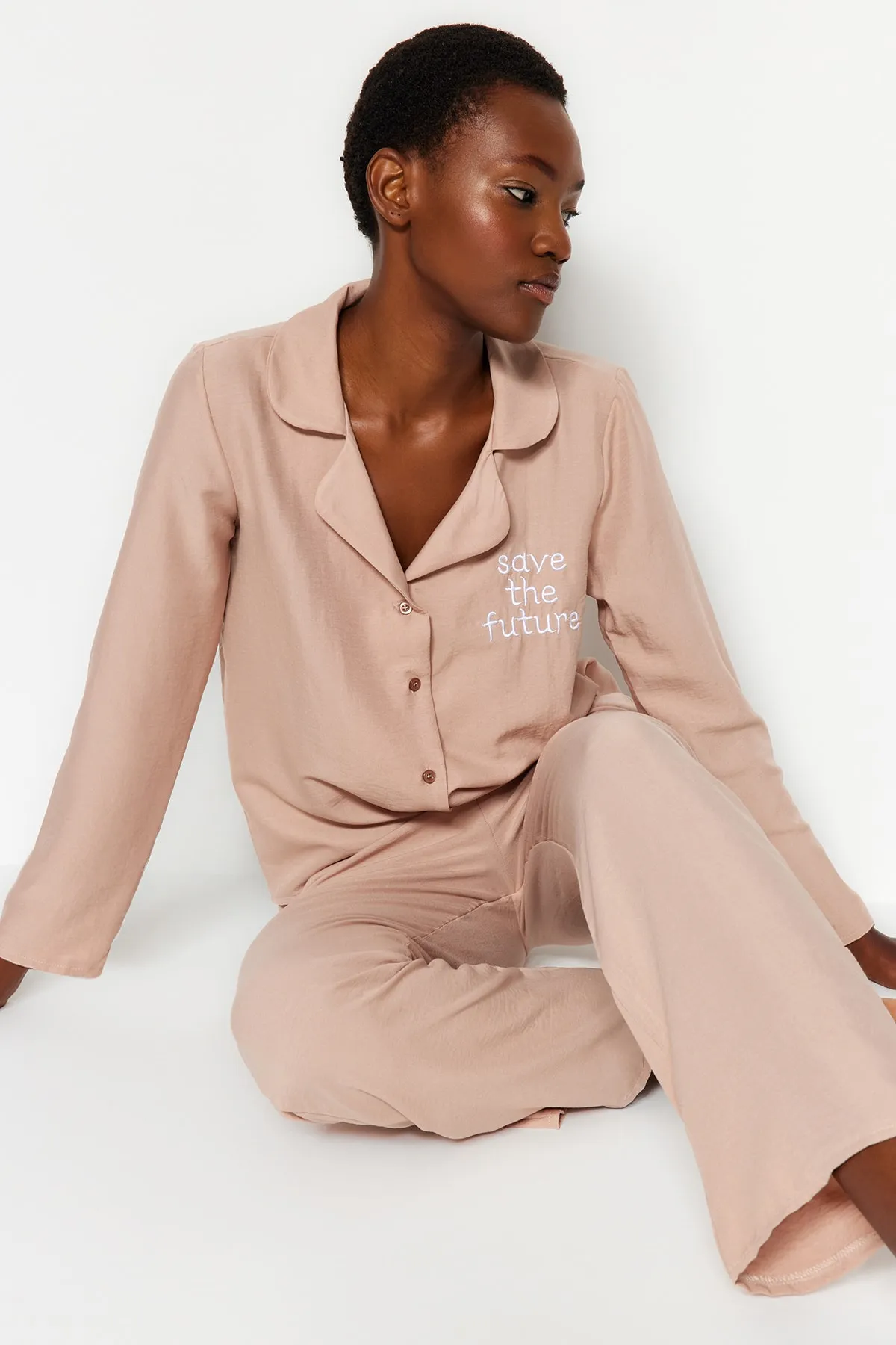 Trendyol Collection  Beige besticktes Pyjama-Set aus Hemd und Hose aus Webstoff THMAW24PT00000