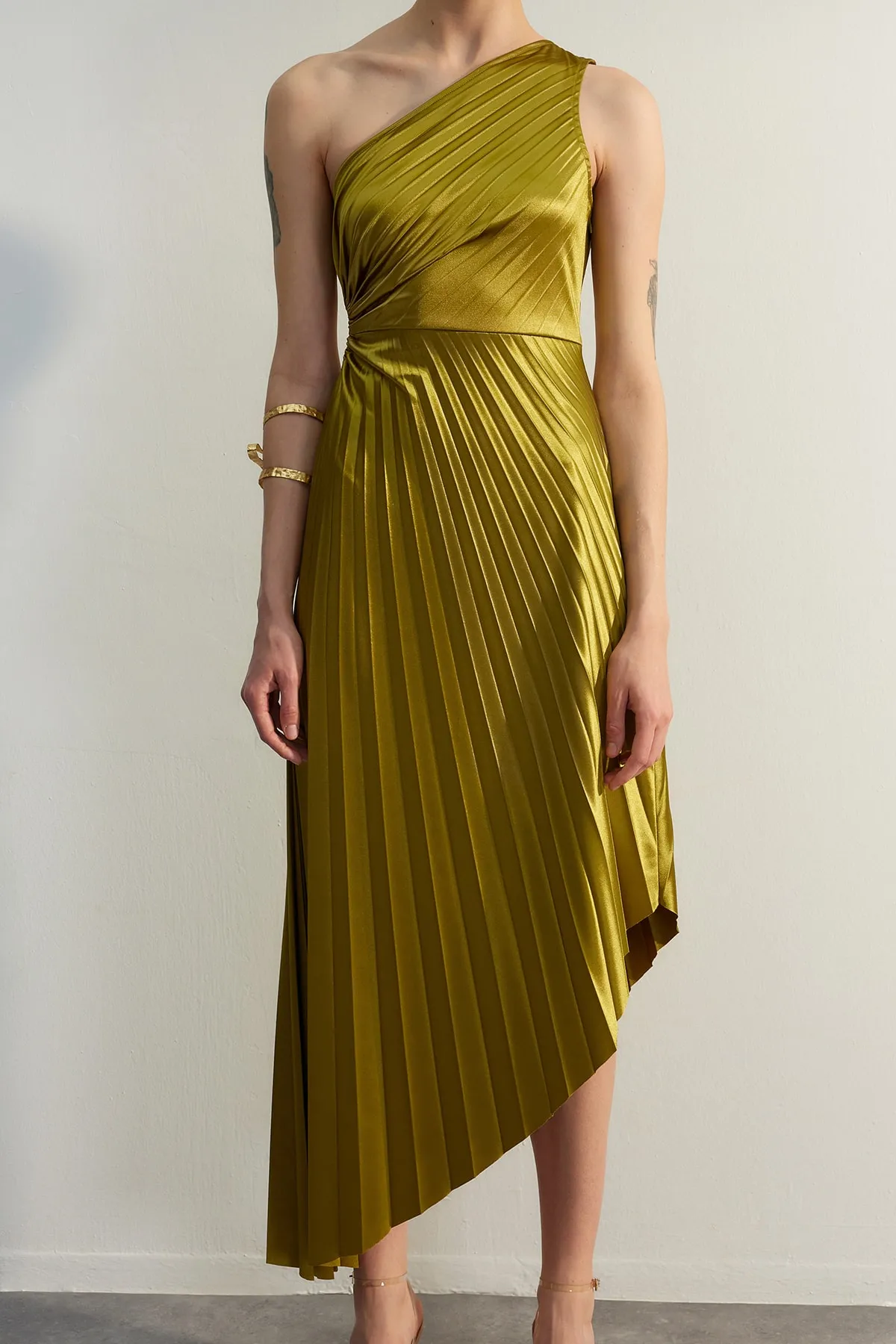 Trendyol Collection  Hellgrünes asymmetrisches Strick-Abendkleid aus Satin mit Faltendetails TPRSS23EL00557