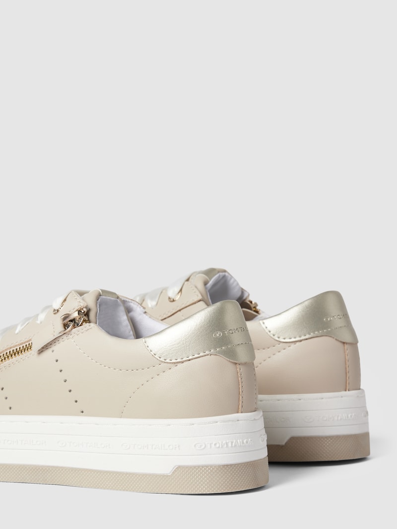 Sneaker mit Label-Details in beige