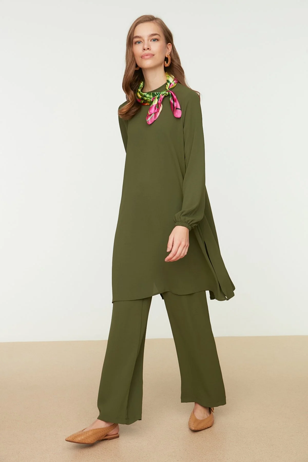 Trendyol Modest  Khakifarbenes Aerobin-Tunika-Hosen-Set mit elastischen Ärmeln und weitem Bein, gewebt TCTSS22US0023