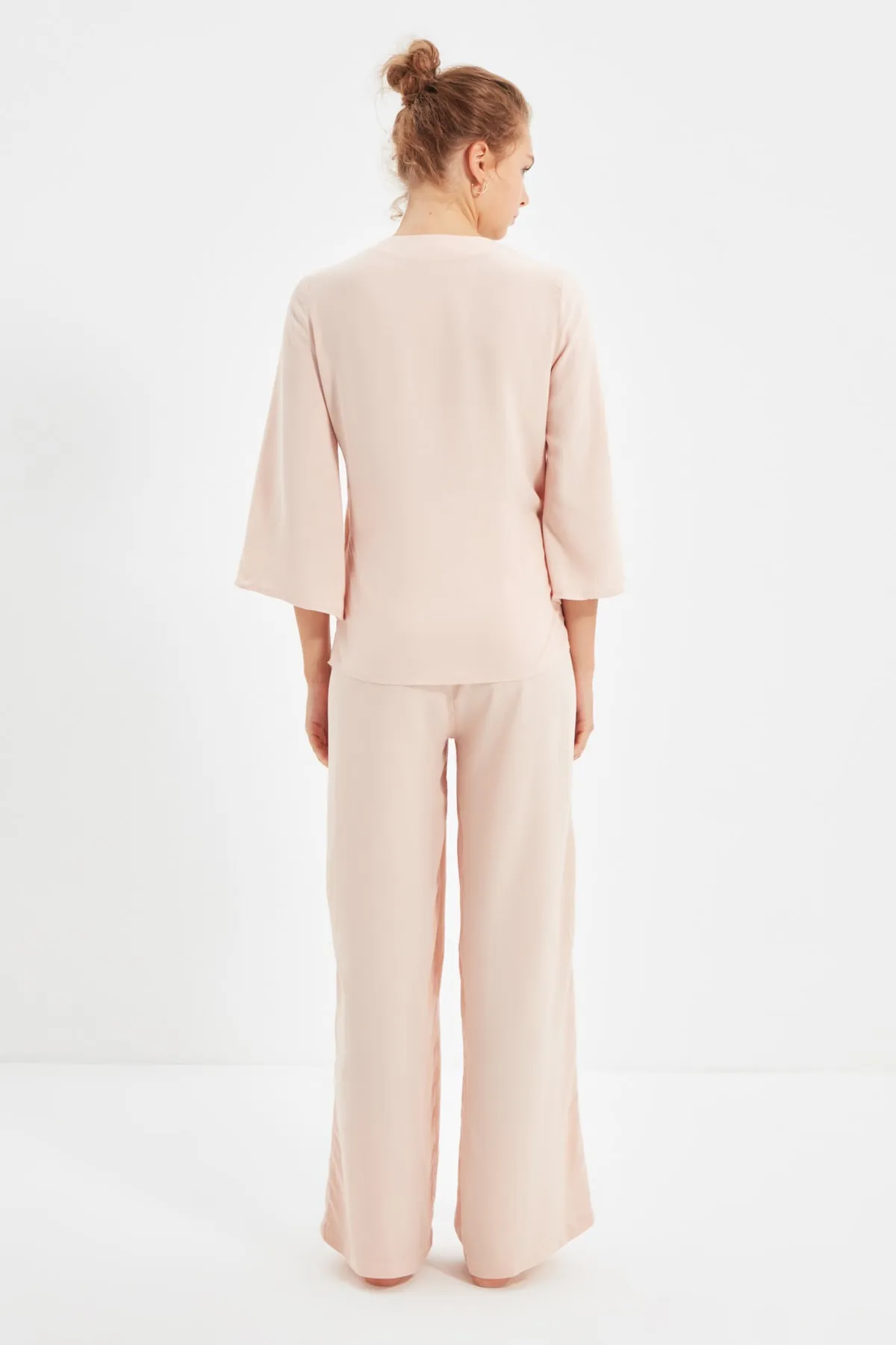 Trendyol Collection  Puderfarbenes, zweireihiges Pyjama-Set aus gewebter Viskose THMAW22PT0095