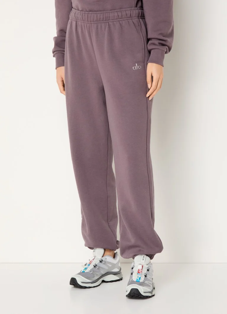 Pantaloni de trening cu talie înaltă, de la Alo Yoga Accolade, cu croială conică pe picioare și buzunare laterale.