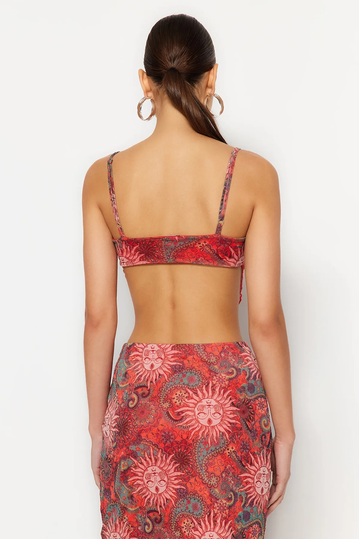 Trendyol Collection  Hochwertige gestrickte Bluse aus Tüll in Orange mit überkreuzten Trägern am Rücken und asymmetrischem Saum TWOSS23BZ00566