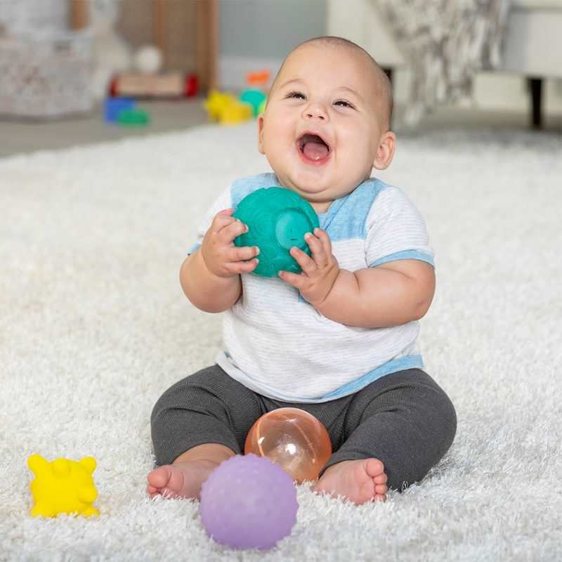 Set de 4 balles sensorielles dont 1 lumineuse Infantino