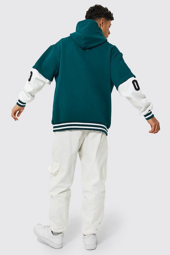 Oversize Hoodie mit Lagenlook und M-Aufnäher