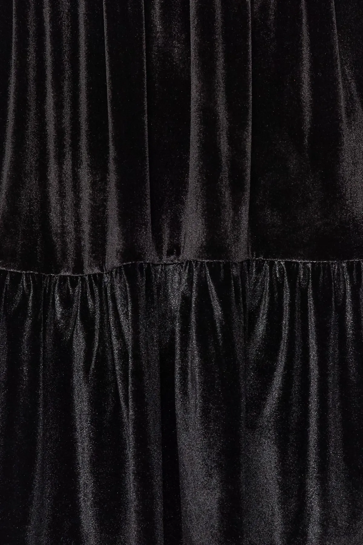 Trendyol Collection  Schwarzes Mini-Strickkleid aus Samt mit V-Ausschnitt und Skater-/Taillenausschnitt TWOAW24EL00381