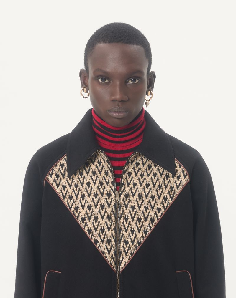 Valentino bomberjakke i uld og kashmir med drapering og indlagt V-hals med jacquardmotiv Toute La V