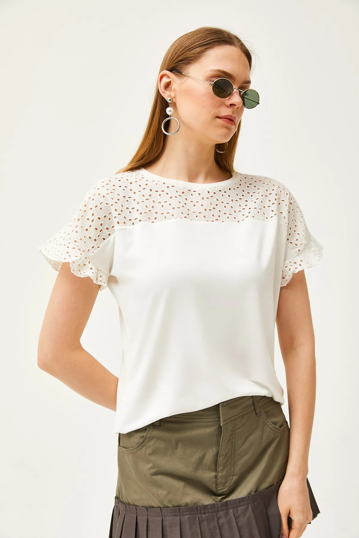 Olalook  Ecrufarbenes Damen-T-Shirt mit Volants und Muschelärmeln BLZ-19000979