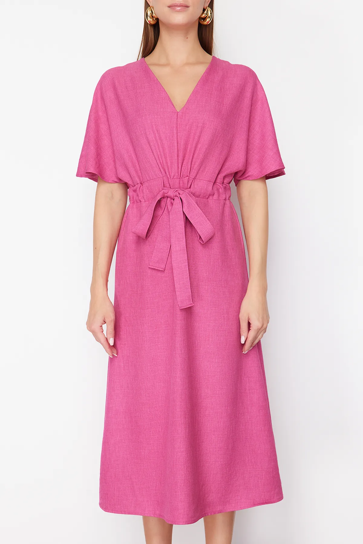Trendyol Collection  Fuchsiafarbenes A-Linien-Midikleid aus Webstoff mit V-Ausschnitt und Bindedetail TWOSS23EL01543