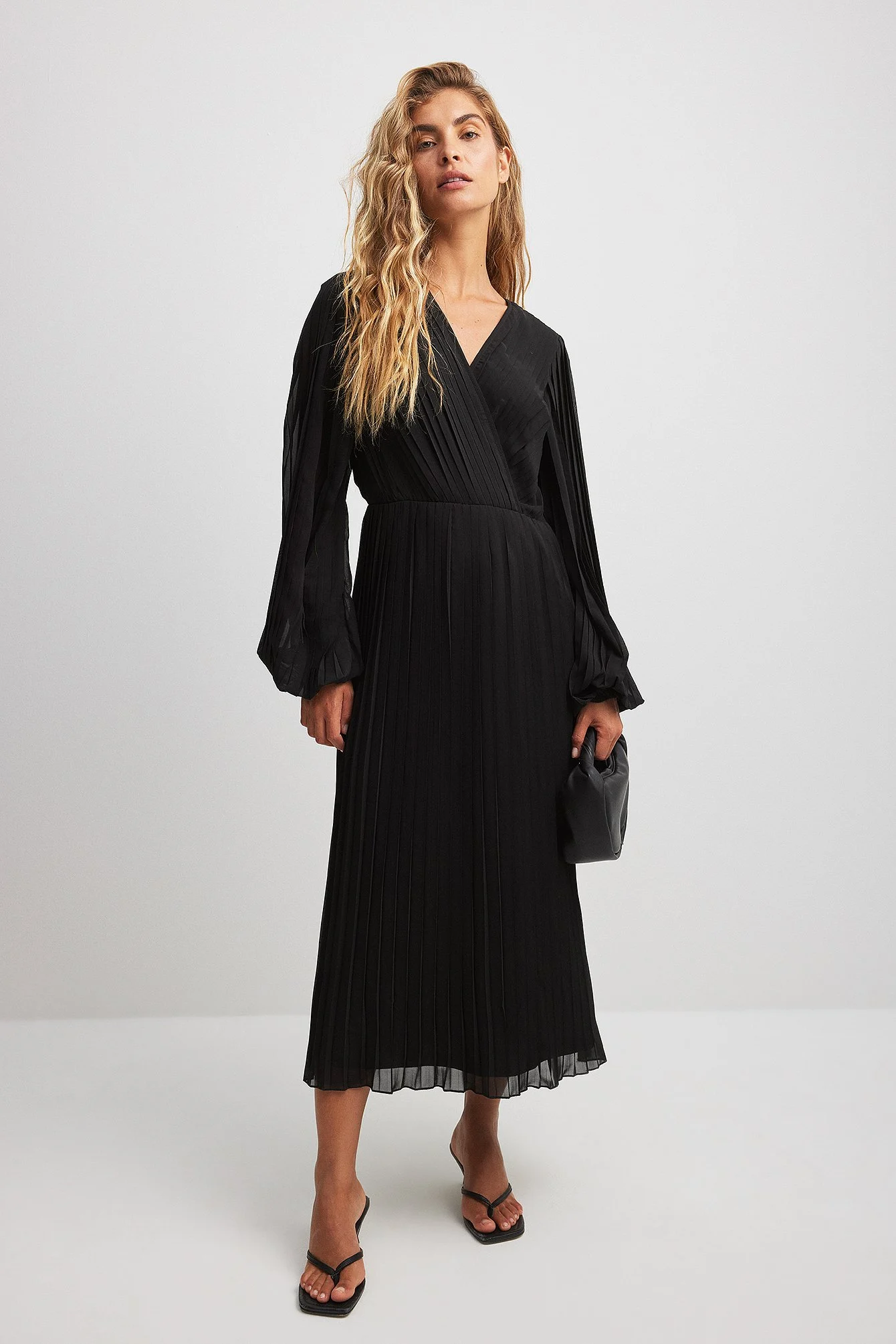 Midikleid mit überlappenden Plisseefalten