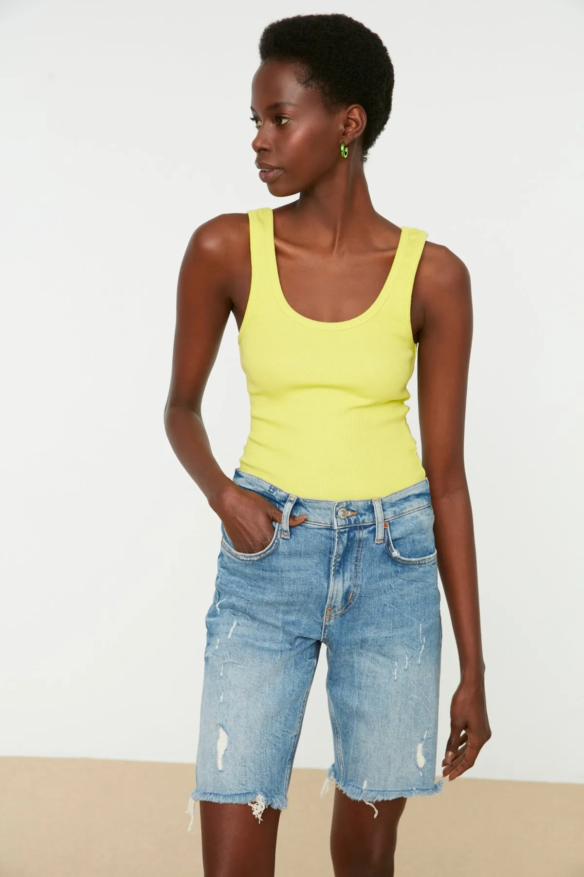 Trendyol Collection  Gelbes tailliertes/körperbetontes Tanktop aus geripptem, flexiblem Strick mit Poolkragen TWOSS22AL0042