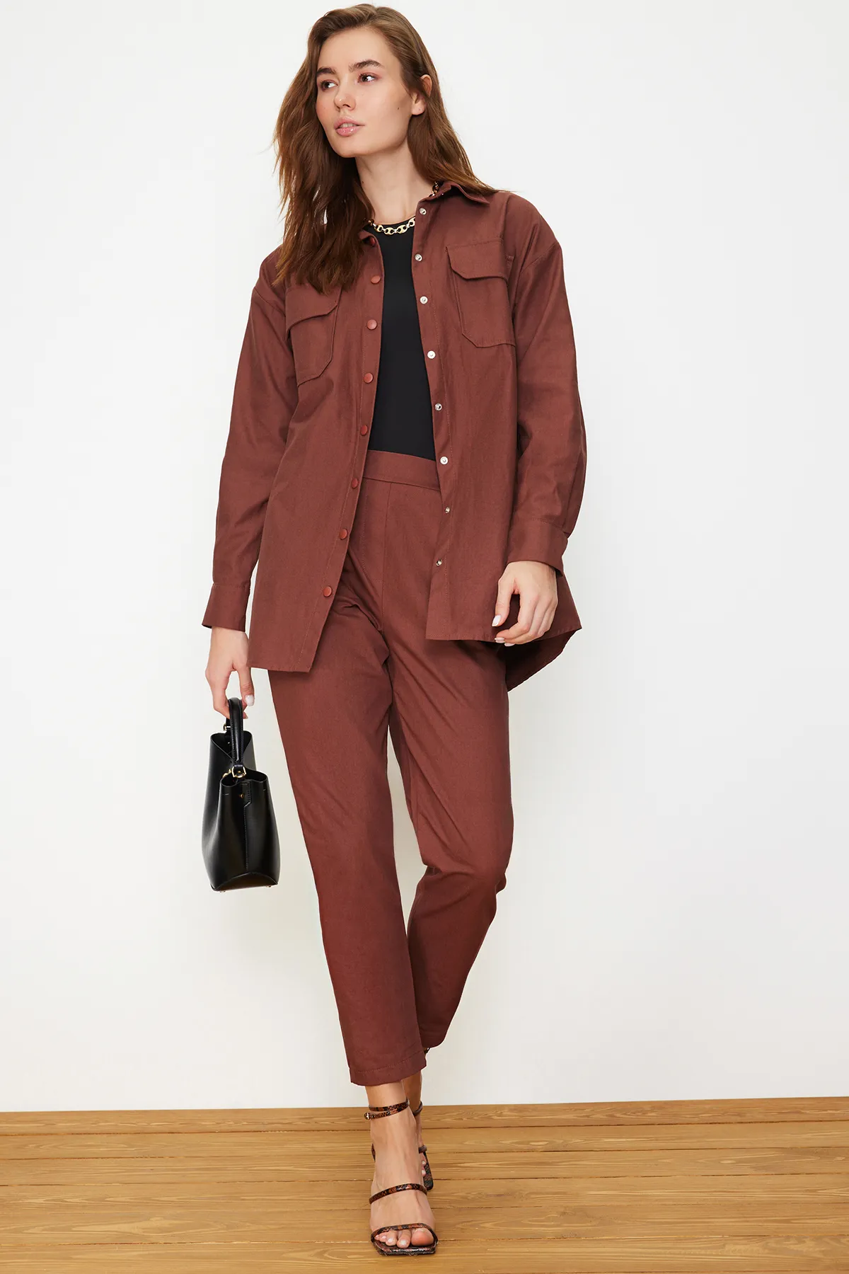 Trendyol Modest  Dunkelbrauner, gewebter Anzug aus Hemd und Hose mit Taschen und Druckknöpfen TCTAW22US0013
