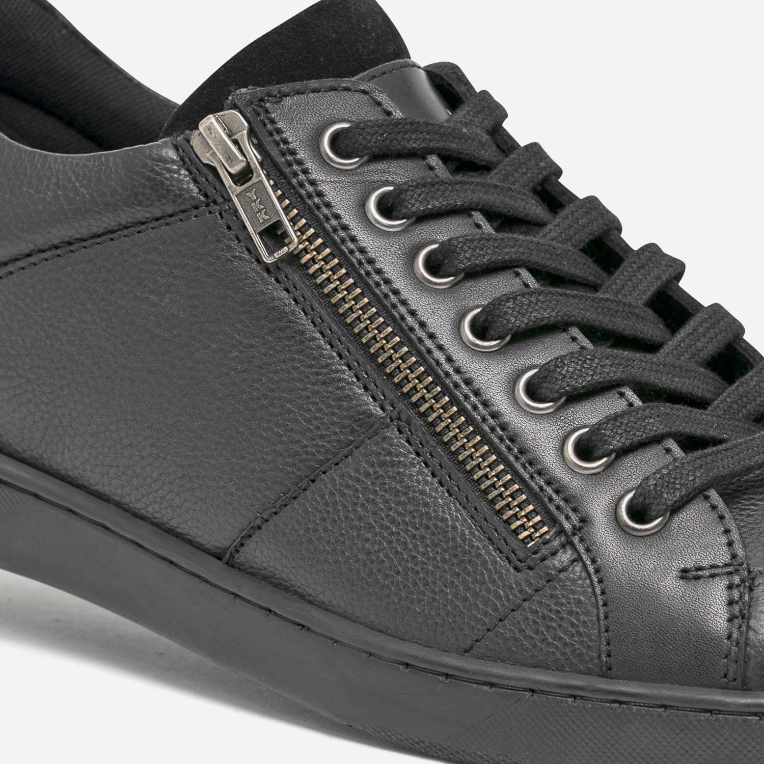 Tennis noire en cuir