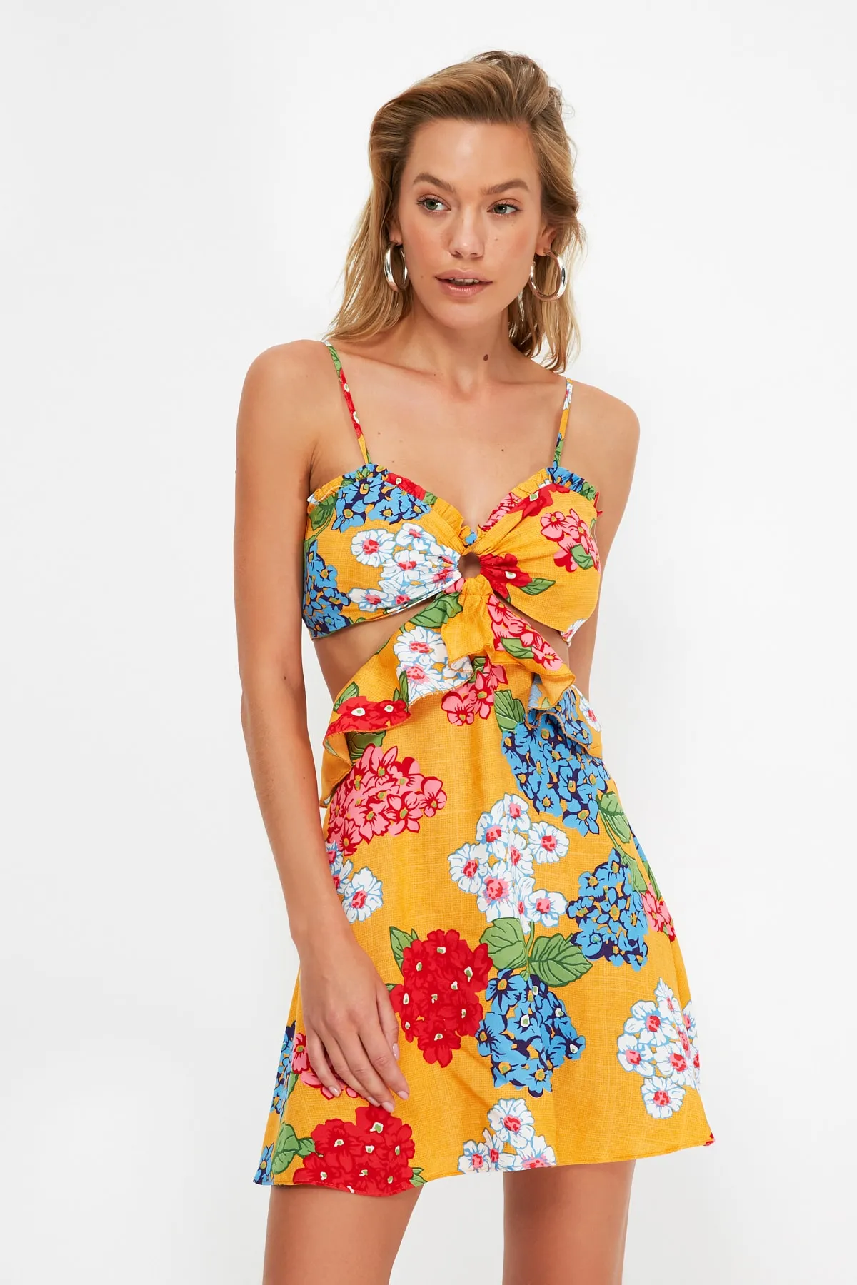 Trendyol Collection  Gelbes, floral gemustertes, detailliertes Strandkleid aus Viskose mit Ausschnitten TBESS21EL1054