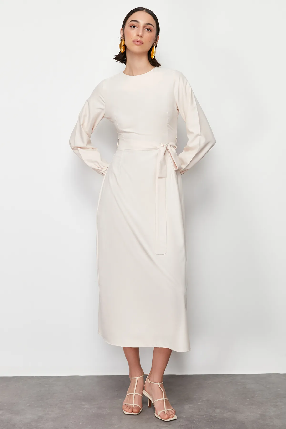 Trendyol Modest  Beiges Kleid aus Satingewebe mit Cape und Schärpe TCTSS24EB00176