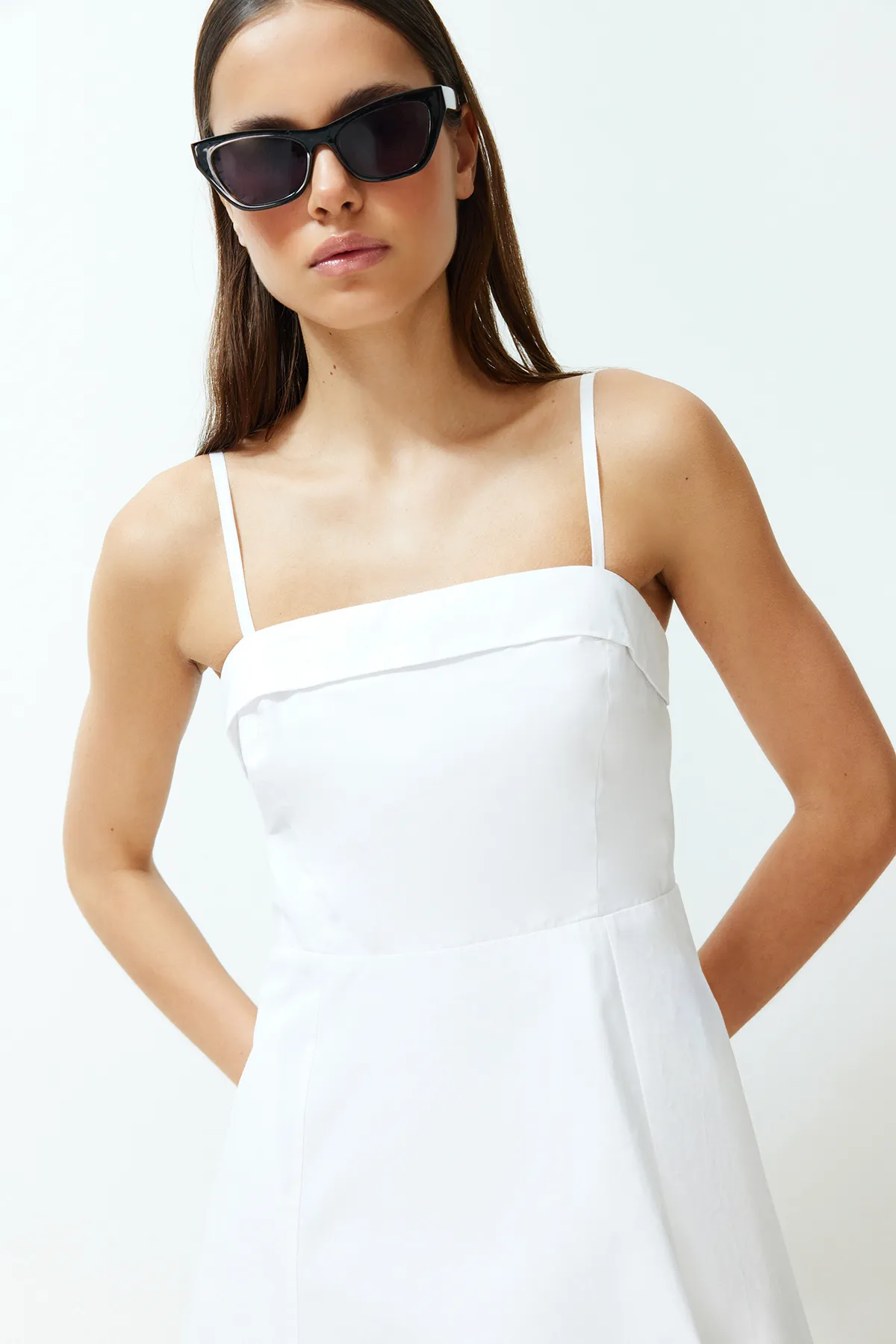 Trendyol Collection  Weißes Midi-Kleid aus 100 % gewebter Baumwollpopeline TWOSS24EL00031