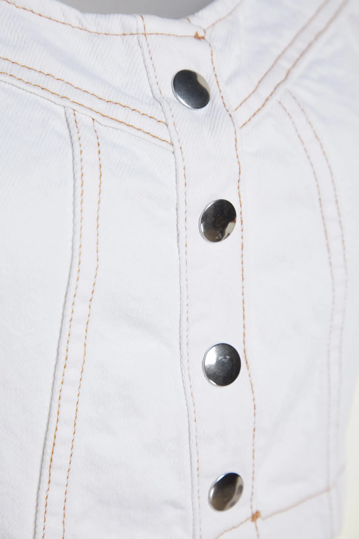 Trendyol Collection  Weißes Jeans-Bustier in limitierter Auflage mit Nieten-Detail TWOSS23BS00015