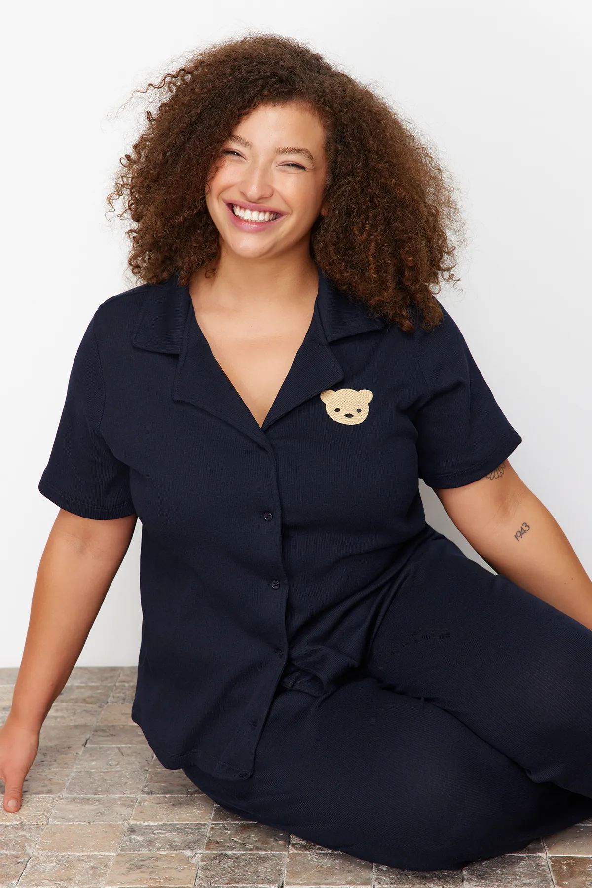 Trendyol Curve  Marineblaues Pyjama-Set aus Strick mit besticktem Hemdkragen TBBSS24AI00033