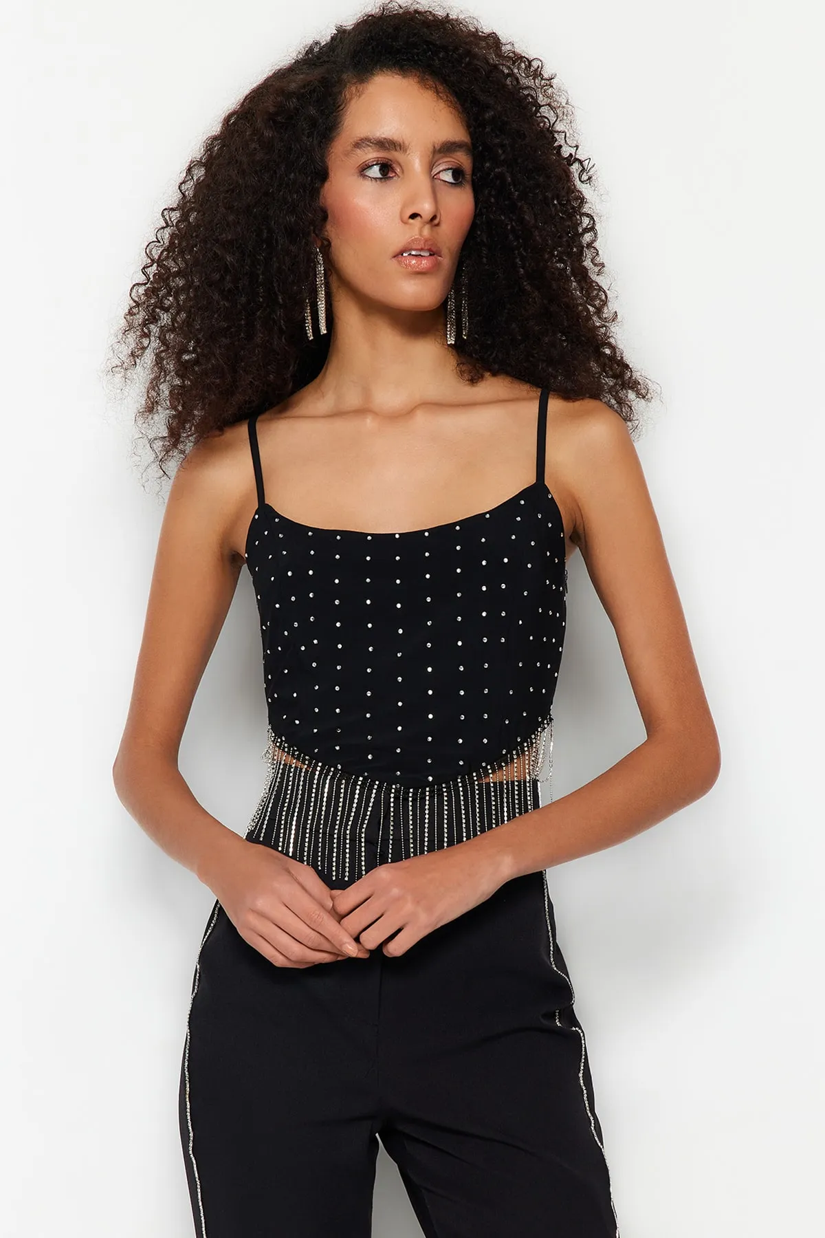 Trendyol Collection  Schwarzes, bauchfreies, gefüttertes, gestricktes Bustier mit glänzendem Stein TPRSS23BS00109