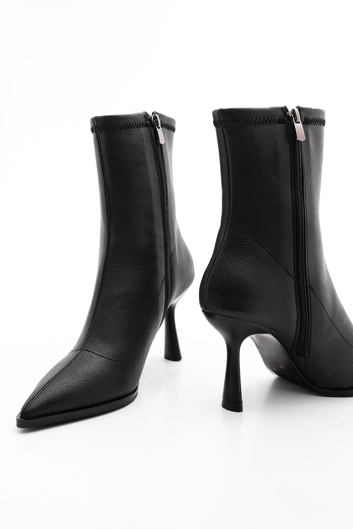 Marjin  Damenstiefel mit Absatz, spitze Zehenpartie, Kelchabsatz, tägliche klassische Stiefel, Löcher, Schwarz