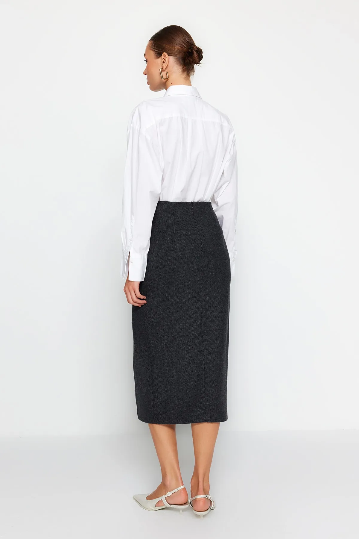 Trendyol Collection  Schwarzer Midi-Webrock aus Stash-Stoff mit Schlitz und detailliertem Schnitt TWOAW24ET00231