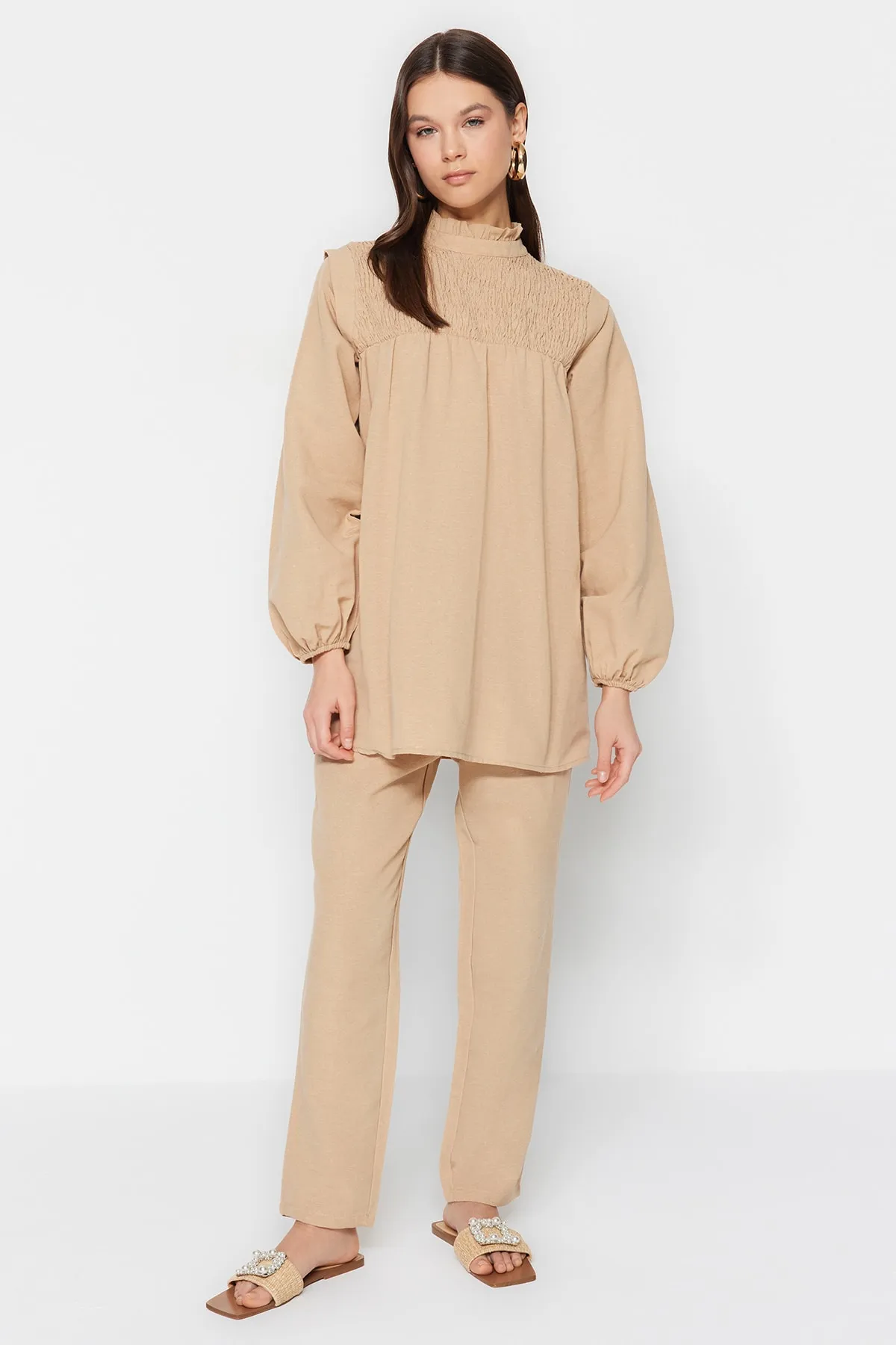 Trendyol Modest  Beiges Tunika-Hosen-Set mit Gipe-Detail in Leinenoptik TCTSS23US00075