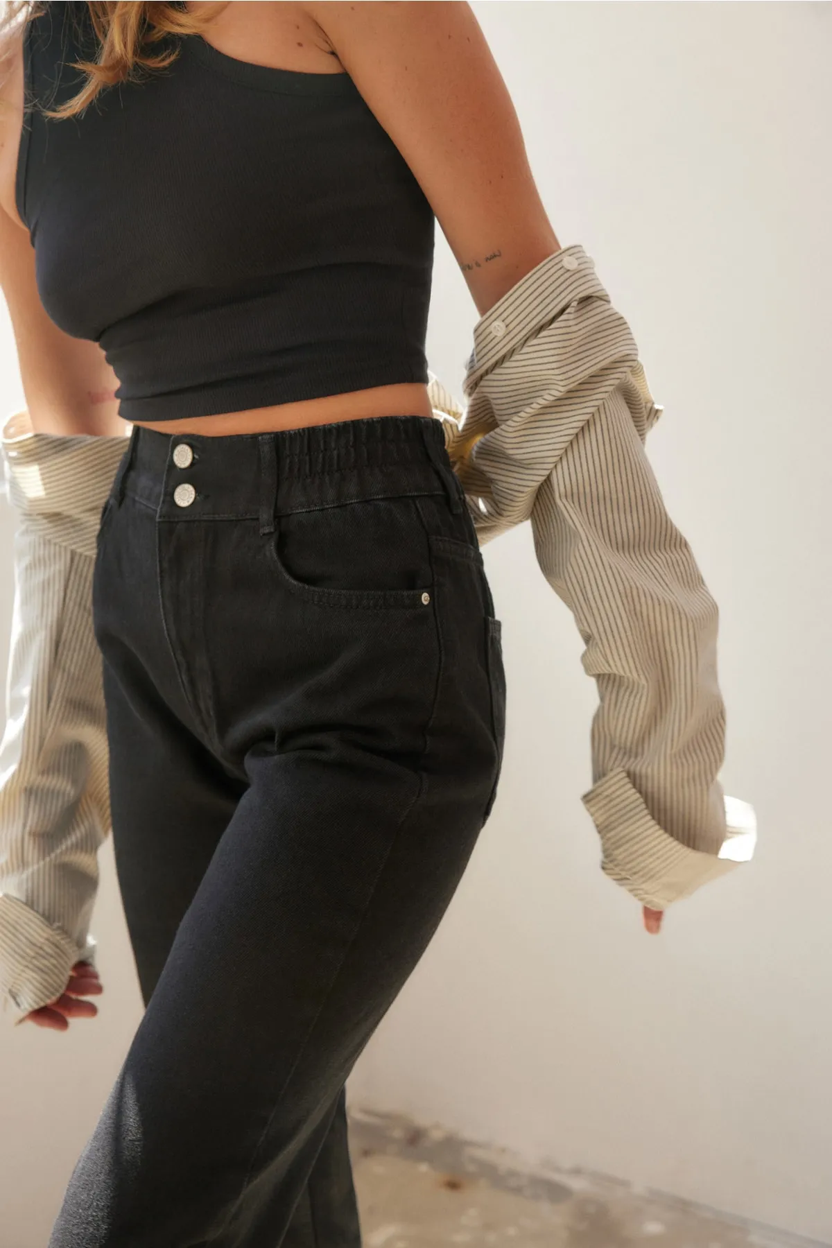 Trendyol Collection  Schwarze, nachhaltigere Mom-Jeans mit hoher Taille und Detail TWOAW23JE00379