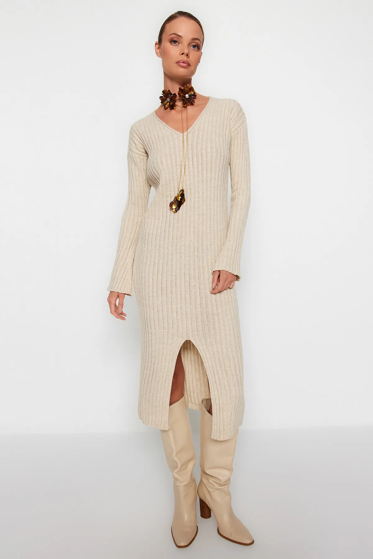 Trendyol Collection  Steinfarbenes Midi-Strickkleid mit V-Ausschnitt TWOAW24EL00066