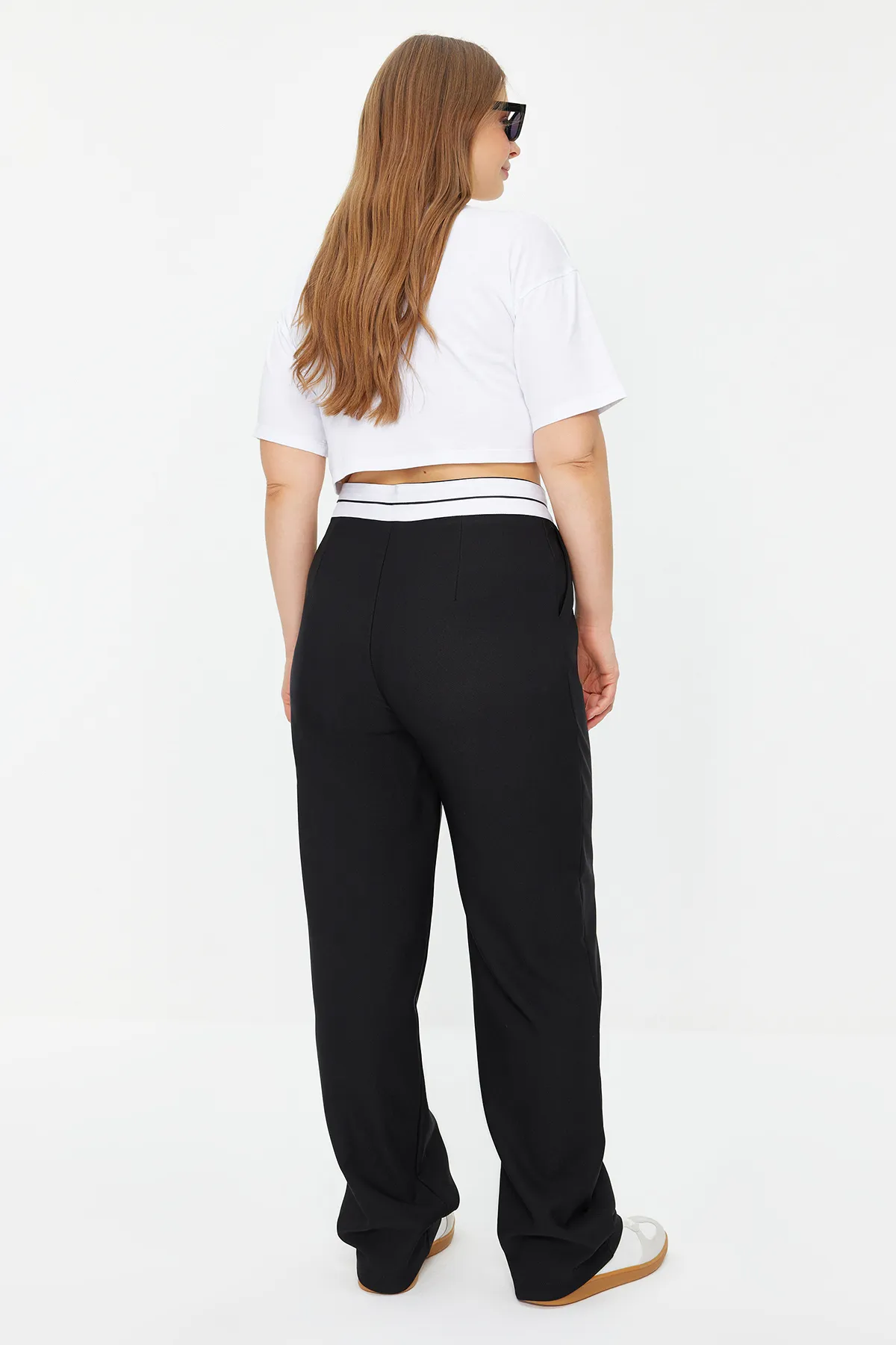 Trendyol Curve  Schwarze gewebte Finike-Hose in Übergröße mit normaler Taille TBBAW24AR00031