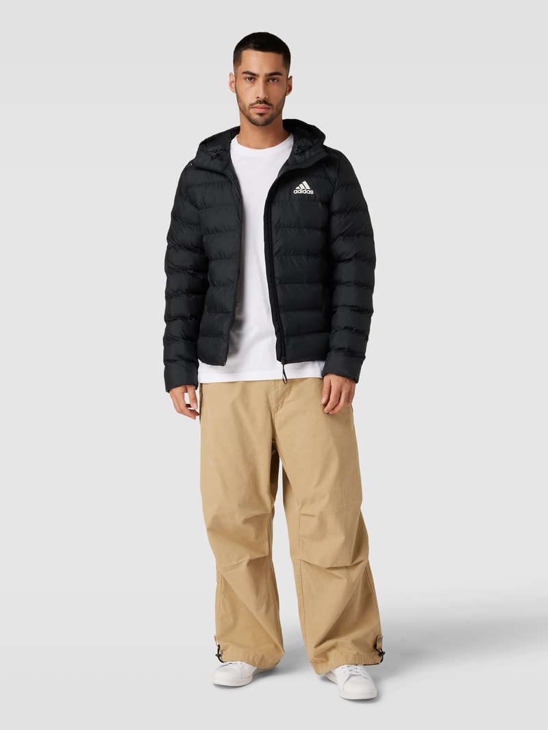 Steppjacke mit Label-Print und seitlichen Eingrifftaschen in schwarz