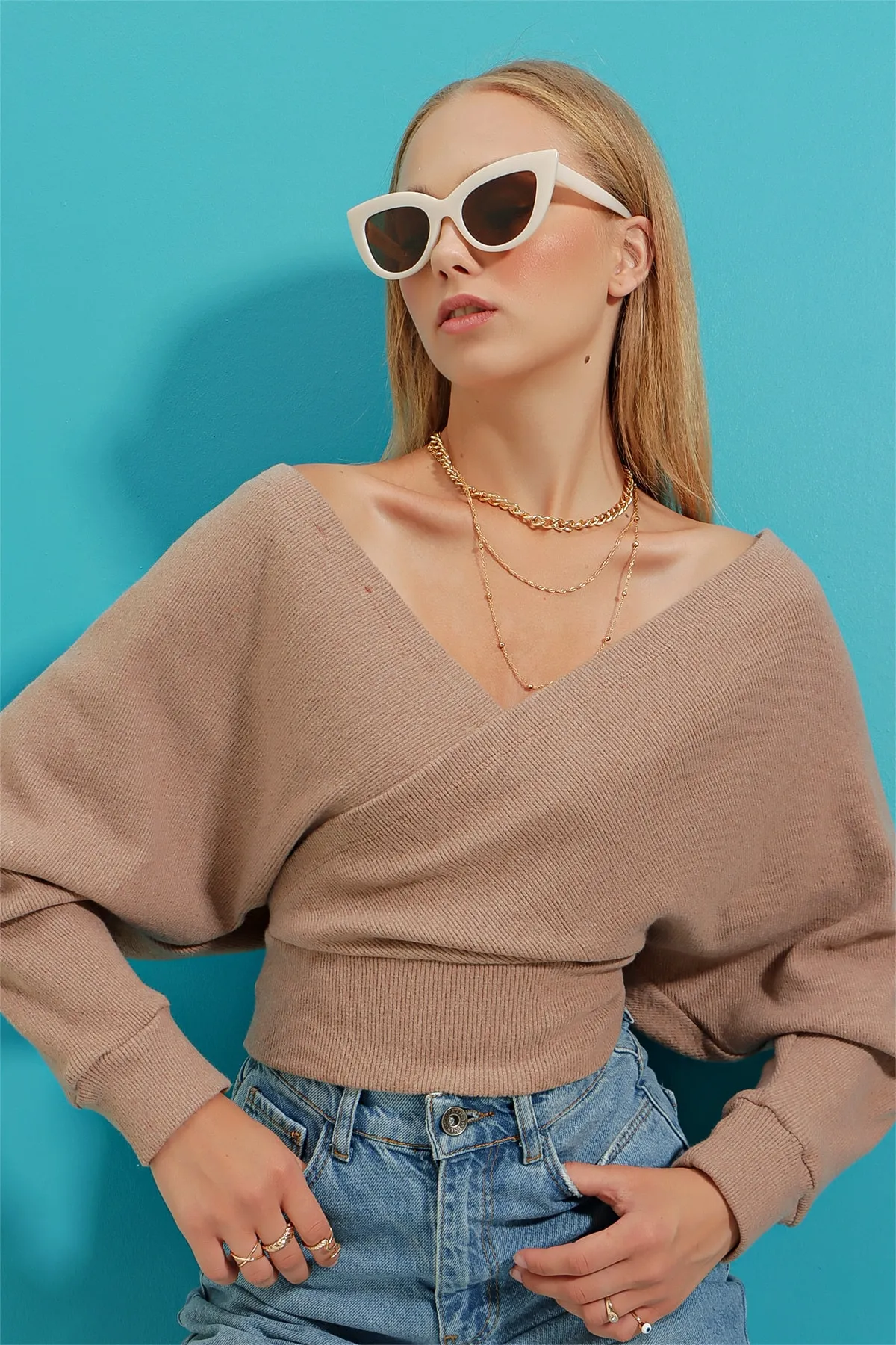 Trend Alaçatı Stili  Dunkelbeige zweireihige Damenbluse mit V-Ausschnitt vorne und hinten ALC-019-053-BLZ