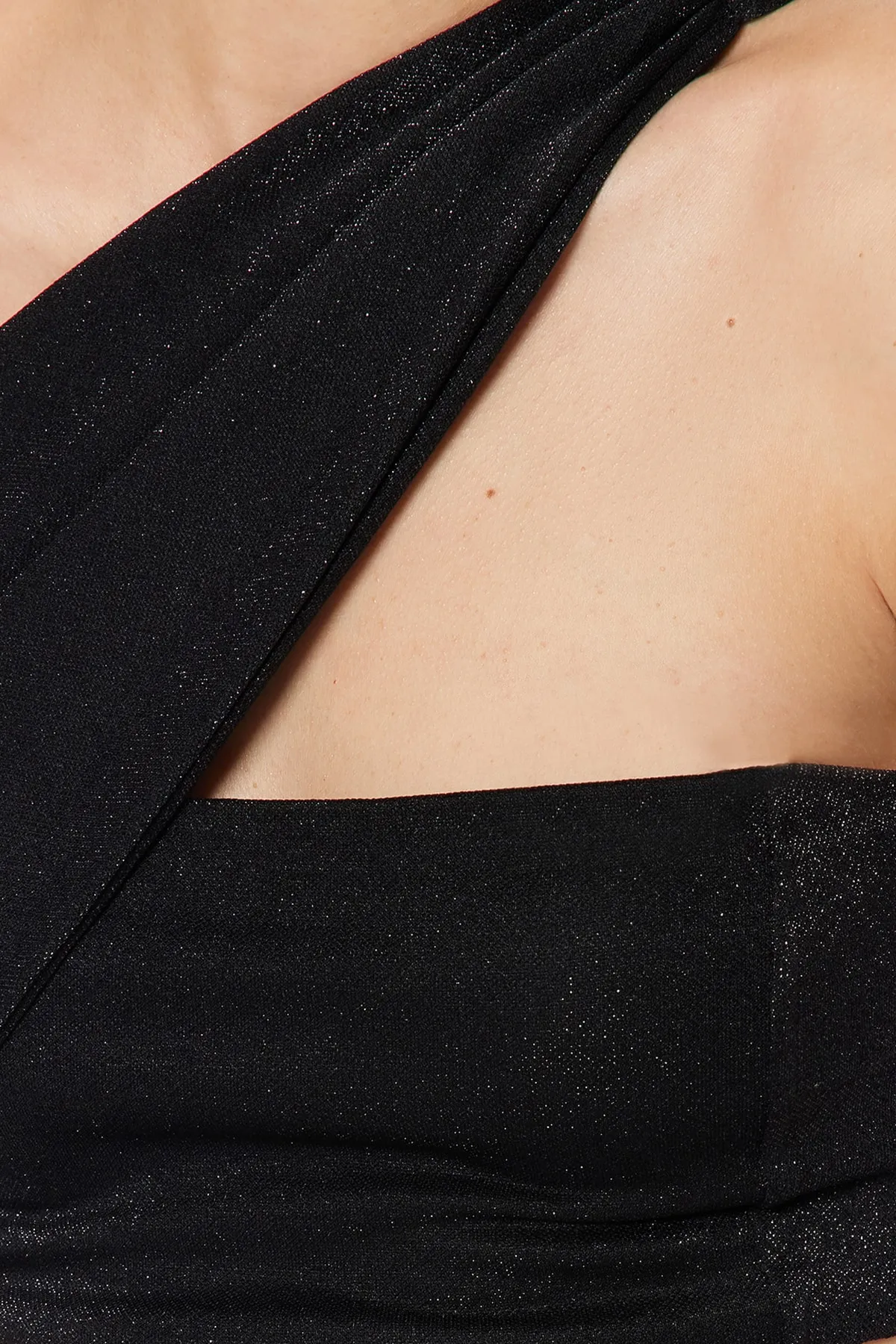 Trendyol Collection  Schwarzes, kurz gestricktes, glänzendes Bustier TPRSS23BS00042